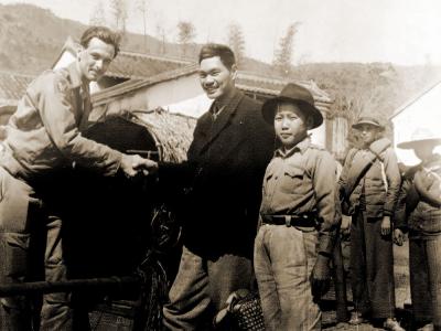 1944年2月,港九大隊營救了跳傘逃生的美軍飛行員克爾中尉。此事促成美軍與東江縱隊的合作。圖為東江縱隊司令員曾生在土洋村東縱司令部送別克爾中尉。