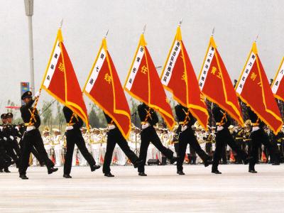 2015年9月3日，在北京紀念中國人民抗日戰爭暨世界反法西斯戰爭勝利70周年閱兵式上，華南游擊隊「英模部隊」方隊通過天安門廣場的英姿。